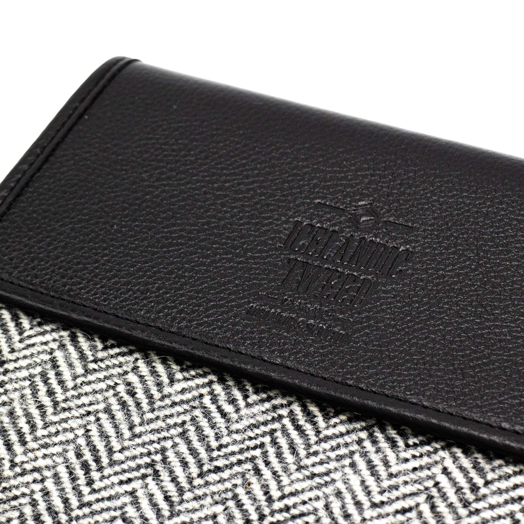 K&S Icelandic Tweed - iPad Hulstur - Úlfur Í Sauðagæru - Kormákur & Skjöldur
